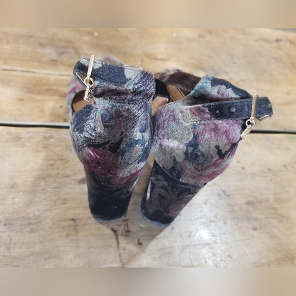 Nanette Lepore Velvet Floral Sandals size 6 - Picture 3 of 5